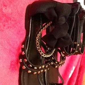 🎁 ❤Size 3, Piper Black sandals with gold chain🎁